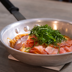 スモークベーコンとモッツァレラと大葉のトマトクリームソース