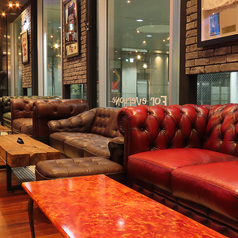 部分的に連結が可能のため、4～6名様もご利用いただけます。ふかふかのソファーで、夜景やスポーツ観戦、美味しい料理の数々を心ゆくまでご堪能ください♪