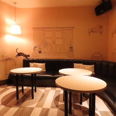 【210号室／GIRLS　ROOM】　女の子のお部屋。カバン・・・コート・・・。よく見てみると？ポップで楽しい空間です。[喫煙可]