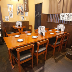 少人数での飲み会に使いやすい4名掛けのテーブル席です。連結すれば10名～12名ご利用いただけます。
