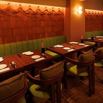 レンガ調の壁と温かみのある照明、深緑のソファが調和した空間で、ゆったりとお過ごしいただけます◎