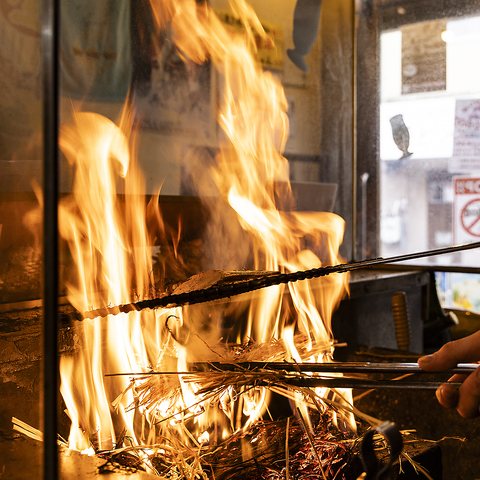 豪快に焼き上げた絶品藁焼き料理とこだわりの日本酒を楽しめる居酒屋♪