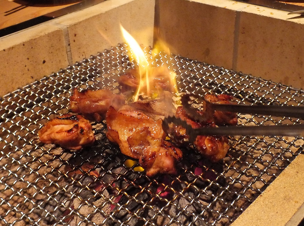 炭火と囲炉裏で焼く地鶏は格別！！
