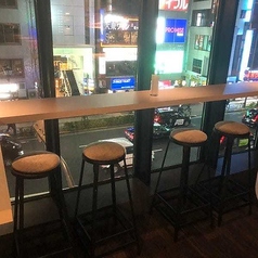 【窓際カウンター席】六本木の街並みを見渡せるカウンター席。洗練された空間。座席から左を見ると六本木の夜景が。＜喫煙可。お一人様　1100円(税込)。19時以降お一人様1100円(税込)のカバーチャージを頂戴しております。＞