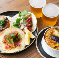 名物タコス×熱々焼きカレー！ビールが進むスパイス宴会の写真