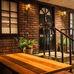 ブルックリンをモチーフにしたミドルチェア。ボックス席としても利用可。