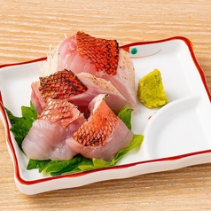 提携の釣宿や漁港から仕入れた釣り魚・地魚 約10種を399円(税込438円)~の低価格で提供。