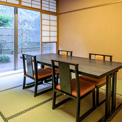 【桜】少人数向けの個室でございます。日本庭を眺めながらごゆっくりお食事をお楽しみください。