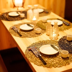 優雅なお席でいつもよりワンランク上の夜を。すだれで仕切った2名様個室や、4名様個室と、少人数様向けの個室席も多数ご用意しております。打ち上げ・同窓会・お子様連れの誕生日会に最適な個室居酒屋！飲み放題もご用意しております◎ご人数・お時間などについてご相談がございましたらお気軽にお問合せください。