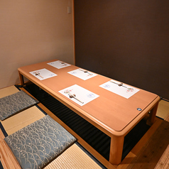 【お座敷掘りごたつ個室】程よい広さを確保した掘りごたつ席。足を伸ばしてゆったり寛げる。友人との集まりや家族でのお食事、小規模な宴会にも最適。会話が弾む、心地よい時間を演出します。