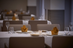 白を基調としたテーブルクロスと整えられたカトラリーが、上質なひとときを演出するテーブル席。ゆとりある配置で、会話を楽しみながらゆったりと食事ができます。ご友人とのランチやご夫婦でのお食事、ビジネス利用まで幅広いシーンに対応する落ち着いた空間です。