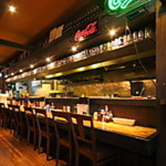 目の前で調理のライブ感が楽しめるカウンター席。お一人様でも気兼ねなく過ごせる特等席です。