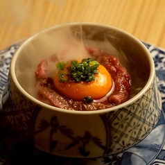 煙溢れる黒毛和牛燻煙ユッケ