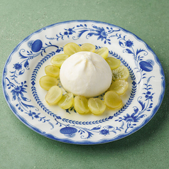 旬のフルーツとブラータチーズのカプレーゼ