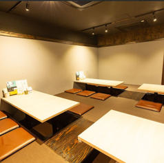 【2階】最大20名様まで貸切可能で、周りを気にせず食事を楽しむことができます♪プライベート感あふれる空間で、充実したお時間を過ごせること間違いなし！特別なイベントやお祝いにぜひご利用ください◎