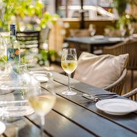 開放感抜群！テラス席は女子会、デートにおすすめ◎