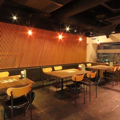 ランチやディナーを堪能できる空間。大きなガラス窓からは新潟市内を一望できます♪