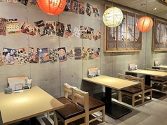 レトロなポスターが貼られた壁側にあるテーブル席です♪