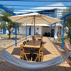 【開放感あふれるテラス席】ピクニック気分で楽しむ、開放感たっぷりのテラス席。ペットの同伴も可能で、家族みんなで楽しめる、心地よい空間。