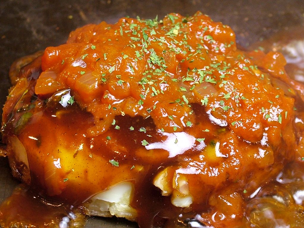 デミグラスソースをのせたお好み焼きは濃厚♪