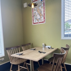 木の温もりを感じる4名様用のテーブル席は、ご家族やご友人とのお食事に最適。落ち着いた照明と居心地の良い空間で、本格イタリアンをゆっくりとお楽しみいただけます。