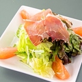 料理メニュー写真&nbsp;生ハムとトマトのサラダ