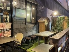 夏には外のテラス席も開放！