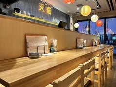 天国のネオンが見えるカウンター席♪1人だと注文しずらい方にも安心のQRオーダーもあります◎