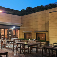 開放的な空間で味わうBBQ