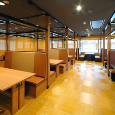 広々とした店内落ち着いたテーブル席です。人数に応じてお席をご用意いたします。※店舗により部屋の配置・席数が異なる場合がございます