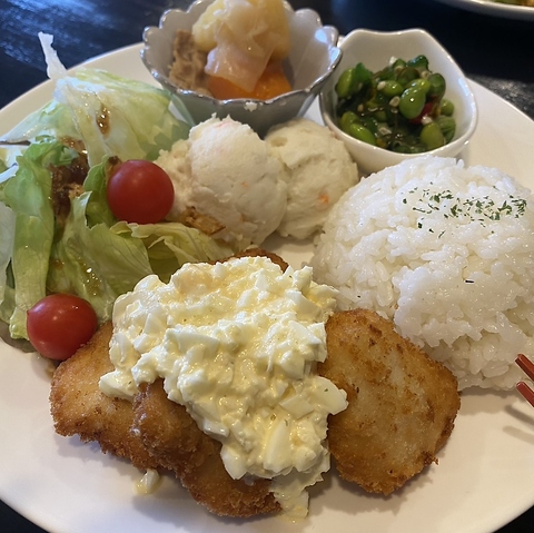 香り豊かなコーヒーと日替わり洋食ランチを楽しめるカフェ