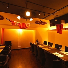 【ドラゴンルーム／テーブル席完全個室：12～20名様】パーティーや特別なお集まりに！宙を舞う龍の装飾が空間を華やかに彩る、オリエンタルな雰囲気が魅力の広々空間は、12名様から20名様のご利用にぴったりです。会社の歓迎会や送迎会、同窓会など、大人数での集まりに最適なお部屋で、特別な時間をご満喫いただけます。