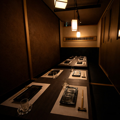 【6～8名様用個室】和の趣が息づく上質な空間には、人数や用途に合わせた大小さまざまな完全個室をご用意。障子を閉めれば静寂に包まれたプライベートなひとときに。仕切りや障子を外すと梁が美しい開放的な大広間へと様変わりします。50名様からの貸切も承り、最大80名様までのご宴会に最適です。