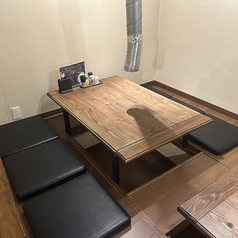 会社の宴会や合コンなど長時間盛り上がりたい時には、掘りごたつ席がおすすめ！窮屈さを感じることなく足を楽にできるから、最後まで元気いっぱいに楽しめます。美味しい料理をみんなで囲めば、自然と笑顔がこぼれる素敵なひとときになります♪