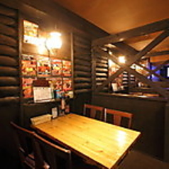 温かな照明が照らす、落ち着いた雰囲気の内観。ボックス席を設けており、お子様連れや学生グループ、会社帰りのご利用にもぴったりです。