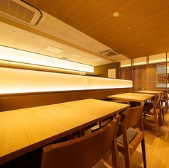 2~4名様までのこちらのお席は片側がソファー、片側が椅子のテーブル席となります。