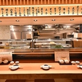 ロングカウンターを設え、職人たちが並び立ち調理を行うスタイルを採用