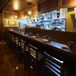 お一人様も大歓迎！厨房を間近に臨む木の温もり溢れるカウンター席で、こだわりの料理と銘酒をどうぞ