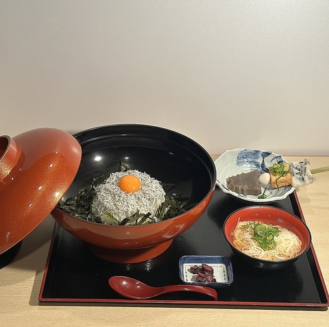 名物No.1しらす丼セットは姫路おでんと揖保乃糸ミニそうめん付き