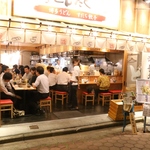 【解放感溢れる空間】まるで屋台にいるよう♪活気ある店内で乾杯♪