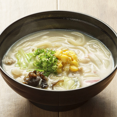 具だくさんチャンポンうどん／豚ガラと香味野菜ベースのスープが美味