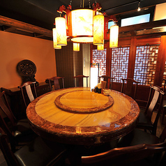 【完全個室】大理石のテーブルで王室気分♪リッチな気分でお食事をお楽しみいただけます。人気のお部屋なのでご予約はお早めに！