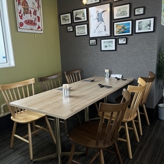 グループやご家族でのお食事にぴったりな6名様用テーブル席。広々としたテーブルで、シェアスタイルの料理もゆったりと楽しめます。会話が弾む、賑やかで心地よい空間です。