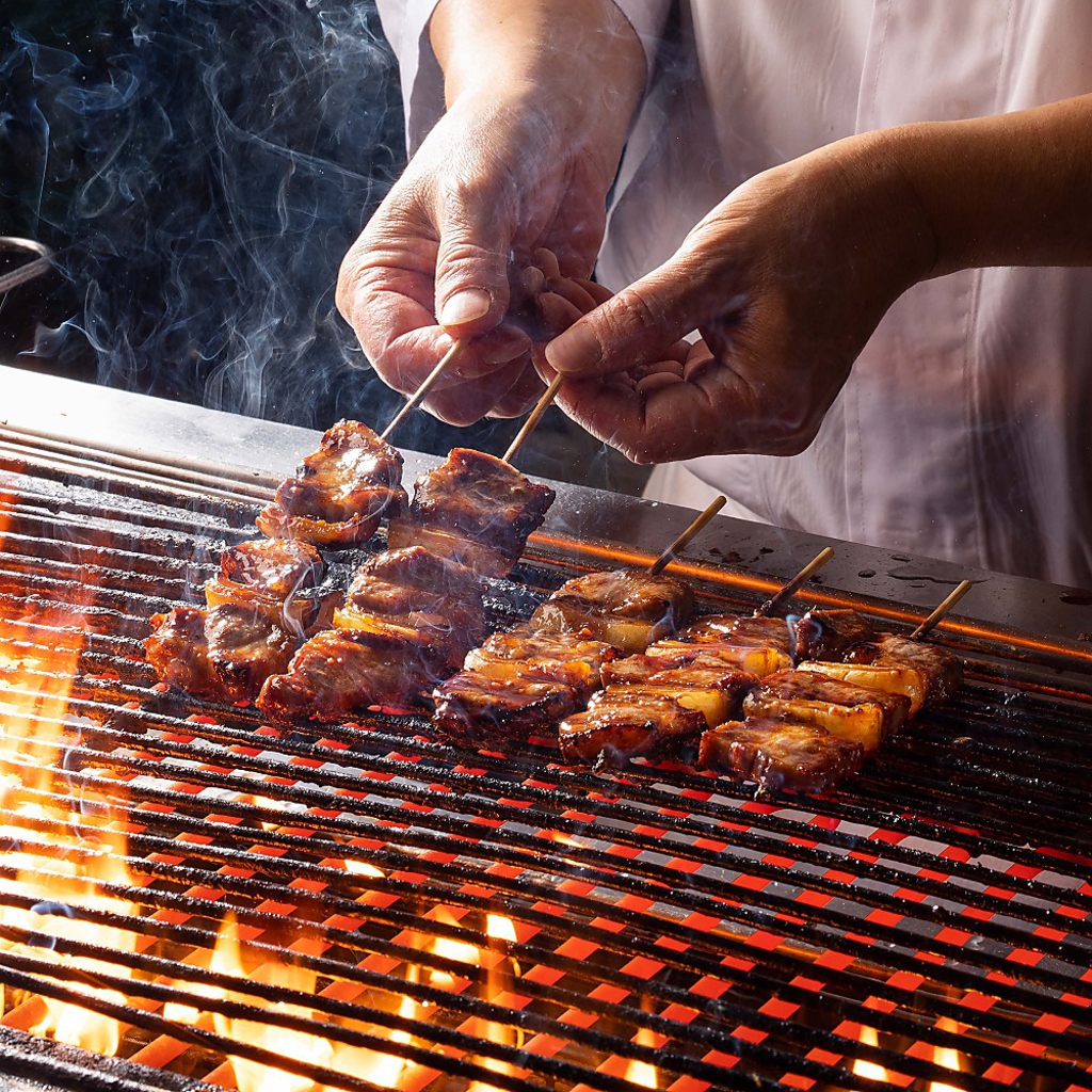 【室蘭やきとり】豚肉とタマネギを串焼きにしていることが特徴。甘口タレにもこだわっております♪