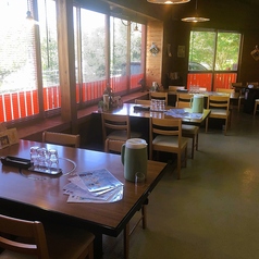 4人席が2席、6人席が2席あります。中央展望台の景色を見ながらゆっくりくつろいでいただけます。