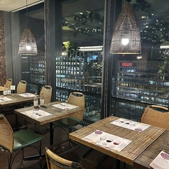 大きな窓が開放的はテーブル席…