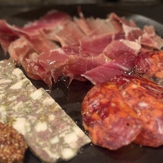 お肉のつまみ３点盛り