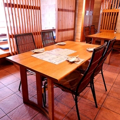 仕事終わりやご友人との飲み会など様々な用途でご利用いただきやすいテーブル席。