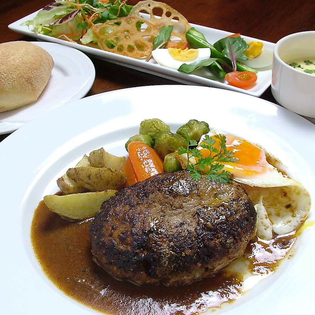 ハンバーグステーキ・ビーフシチュー・パスタなどお料理は素材にもこだわり☆絶品揃い♪