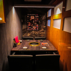 テーブル席は3~4名様×1卓ございます。デートや女子会、友人飲み、会社飲みなど様々なシーンでご利用いただけます。ゆったりとお食事や会話をお楽しみください◎